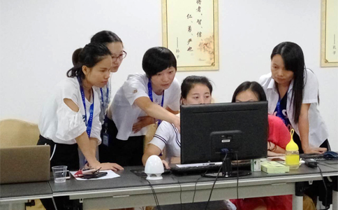  美女們互相交流學習，氣氛有點嚴肅啊
